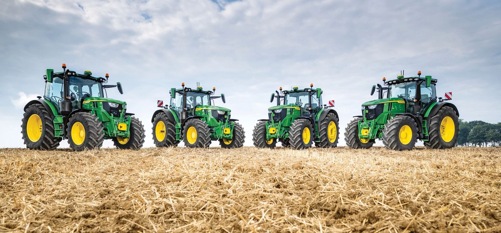 Řada traktorů John Deere 6R na strništi